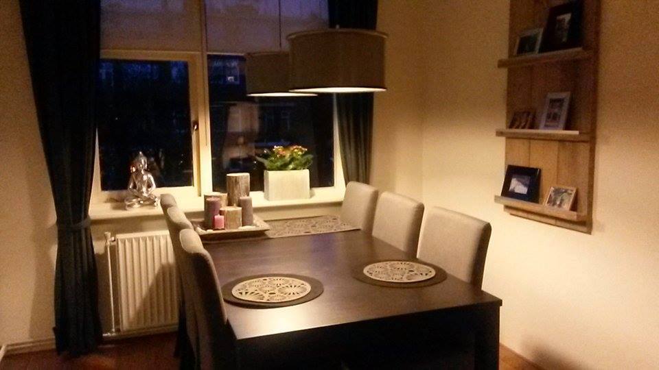 Een robuuste hanglamp boven de eettafel\' Een robuuste hanglamp boven de eettafel\'