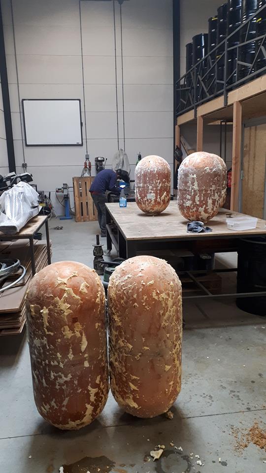 Koperen boilers met resten purschuim